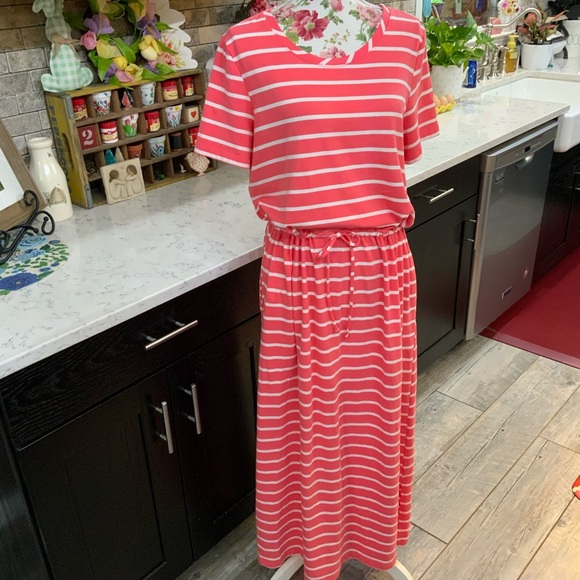 Kim Rogers Dresses & Skirts - Kim Rogers Maxi Dress 
Size Medium 
Coral & White Stripe
Pockets 
Stretch